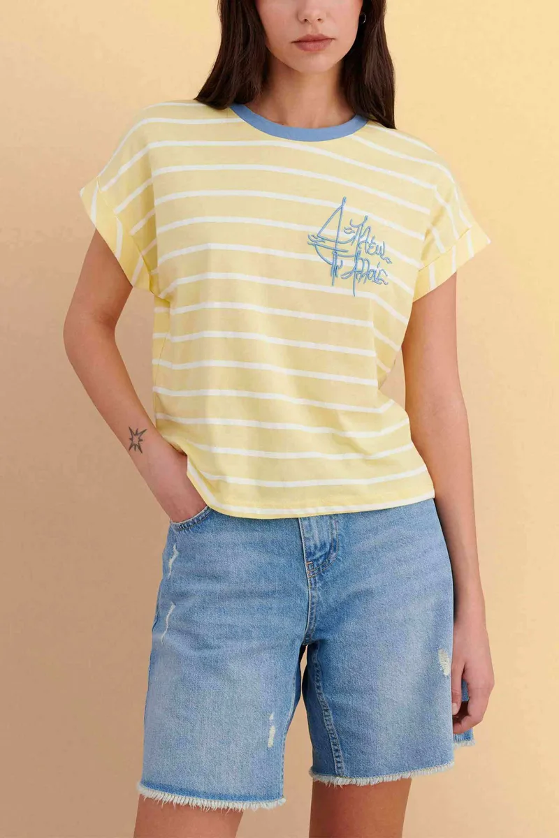 Attrativo γυναικείο T-shirt ριγέ με lettering - 9923325 Κίτρινο