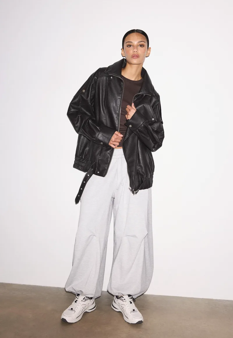Stradivarius Oversize Τζάκετ Με Πέτο Με Όψη Δέρματος Μαύρο S