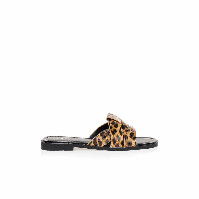 Σανδάλια TSOUKALAS animal print με ανάγλυφο σχέδιο ΛΕΟΠΑΡ