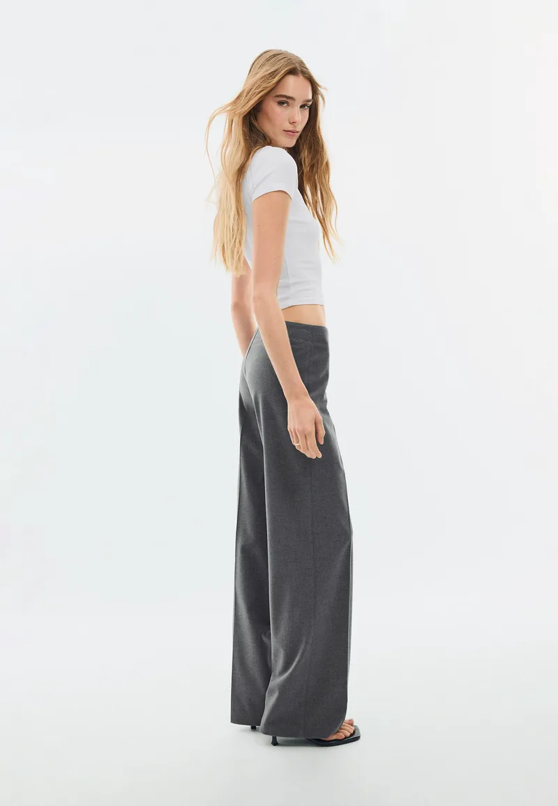 Stradivarius Παντελόνι Slim Fit Σε Ίσια Γραμμή Ανθρακί 42