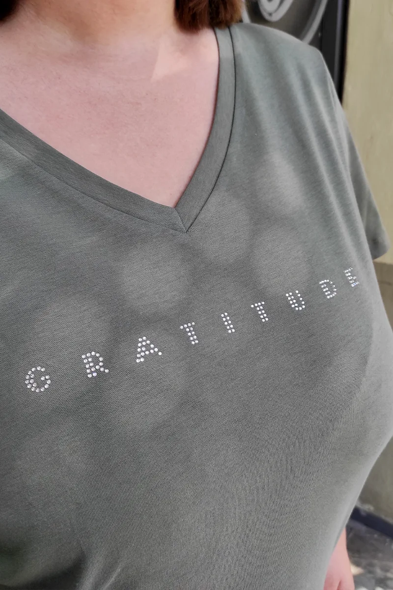 T-shirt με στρας 'Gratitude' σε λαδί χρώμα
