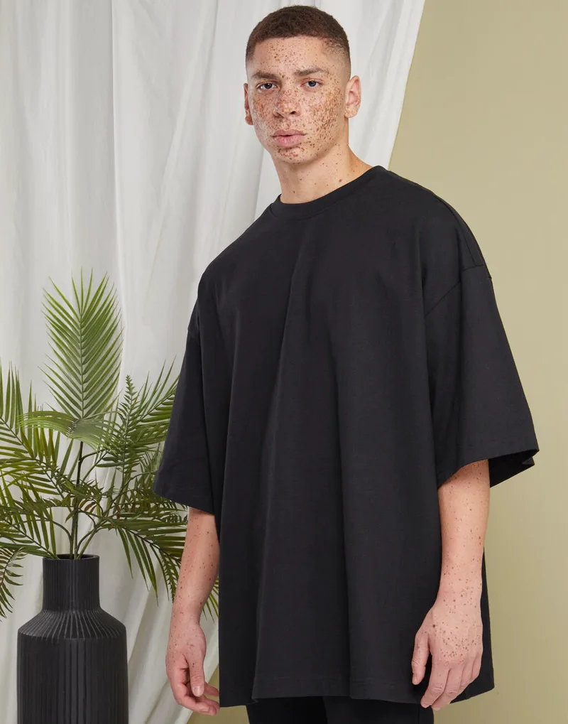 T-Shirt Huge Tee BY193 Build Your Brand Black