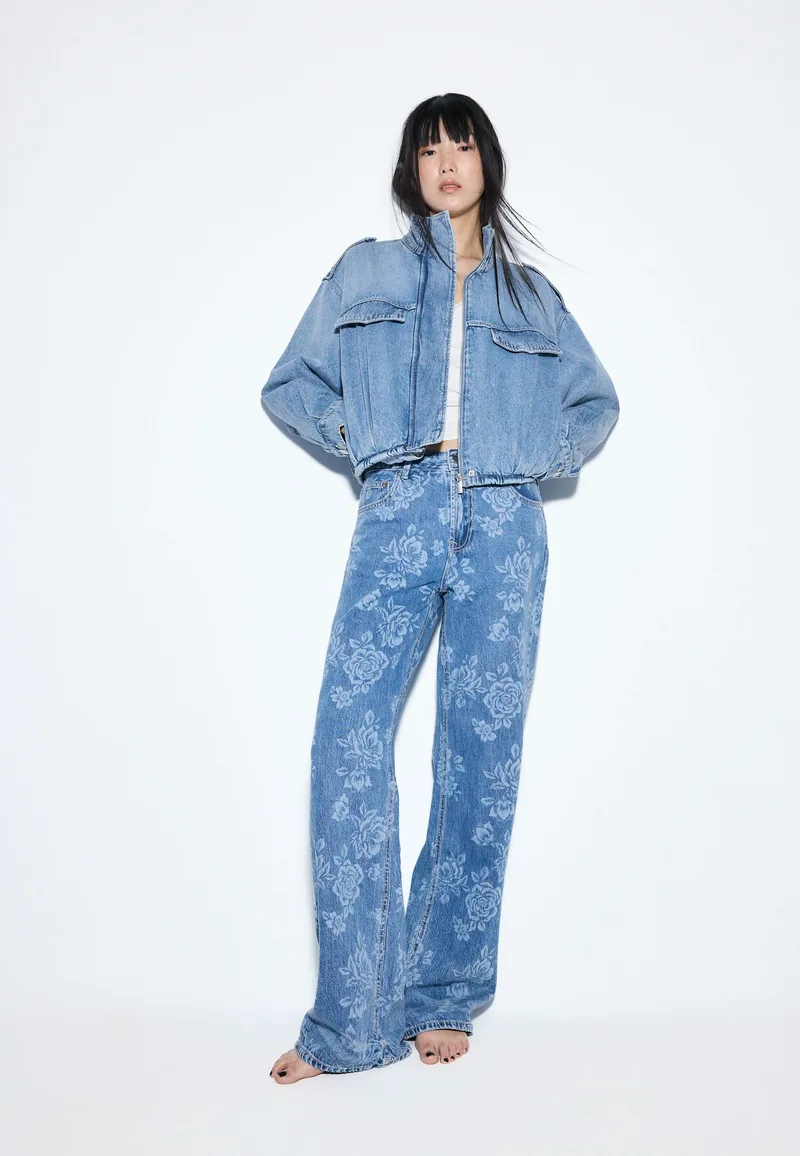 Stradivarius Τζιν Straight Fit Με Λουλουδάτο Σχέδιο Laser Μπλε Μεσαίας Απόχρωσης 34