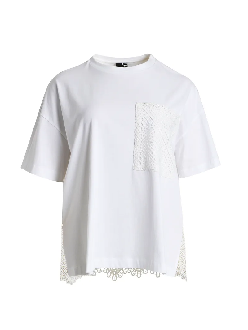 Βαμβακερό t-shirt με crochet πλάτη και τσέπη