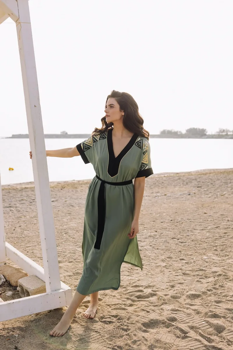 ΦΟΡΕΜΑ PLUS SIZE ΒΙΣΚΟΖ ΜΕ ΤΥΠΩΜΑ ΣΤΟ ΜΑΝΙΚΙ ΚΑΙ ΖΩΝΗ ΧΑΚΙ