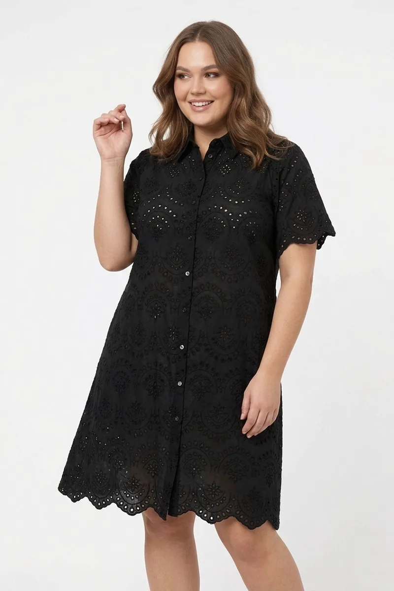 Φόρεμα διάτρητο σε μαύρο χρώμα plus size