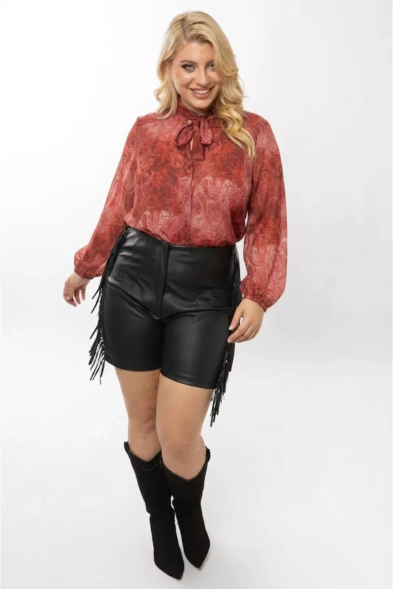Leather-like shorts με κρόσια σε μαύρο χρώμα