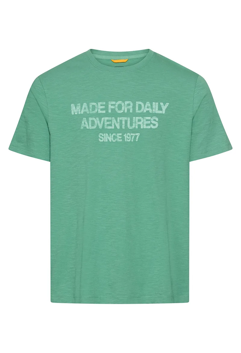 ΑΝΔΡΙΚΟ T-SHIRT CAMEL ACTIVE ΜΕ ΤΥΠΩΜΑ "MADE FOR DAILY ADVENTURES" ΣΤΡΟΓΓΥΛΗ ΛΑΙΜΟΚΟΨΗ ΤΙΡΚΟΥΑΖ