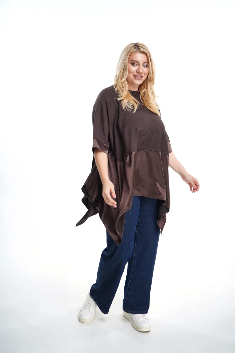 Μπλούζα plus size πλεκτή και σατέν ασύμμετρη σε καφέ χρώμα