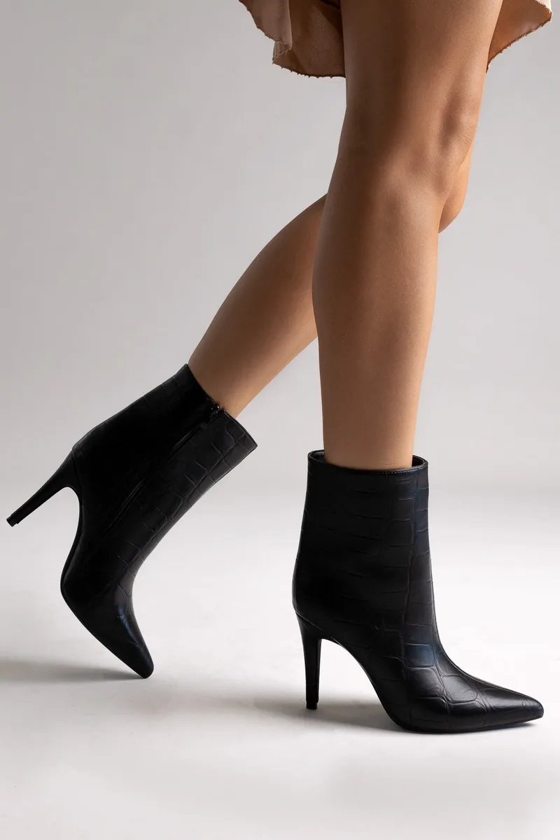 Ideal shoes Pointed Croc-Effect Ankle Boots - 2530A - Black Croc