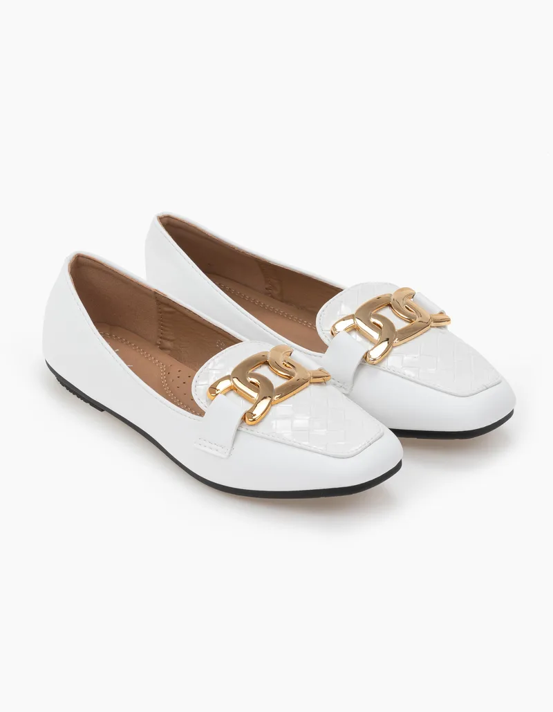 Loafers με μεταλλικό διακοσμητικό και εύκαμπτη σόλα - Λευκό