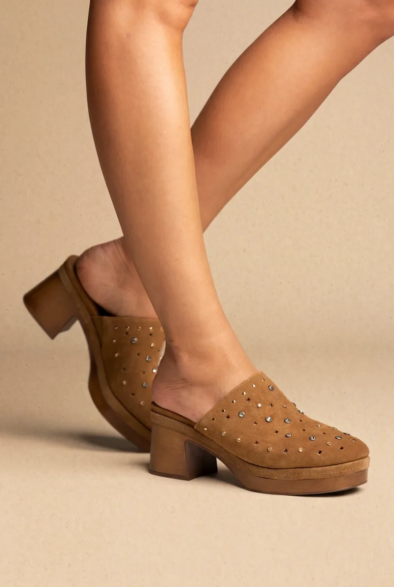 CARMELA Clogs Studded Detail - 163256 - Camel Suede