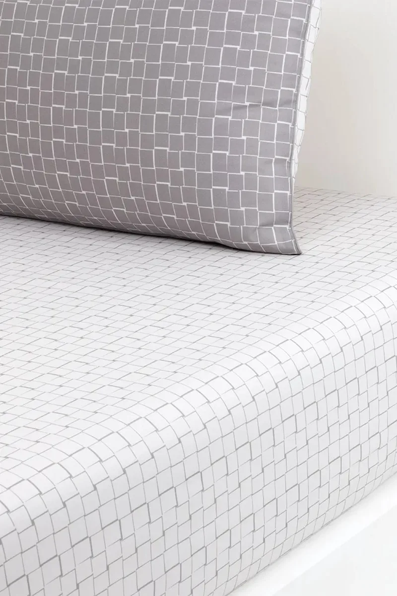 Βαμβακερό σεντόνι με λάστιχο Lacoste L BLOCK Greige 160 x 200 cm