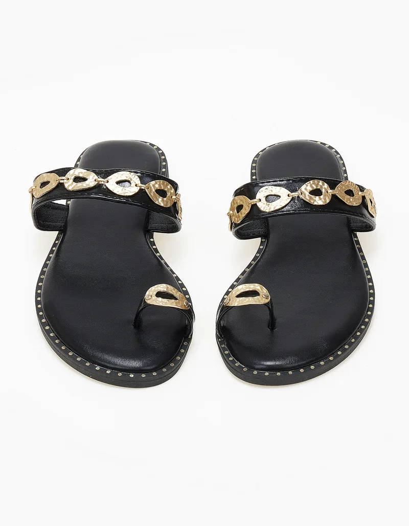 Φλατ σανδάλια με toe ring και μεταλλικές λεπτομέρειες - Μαύρο