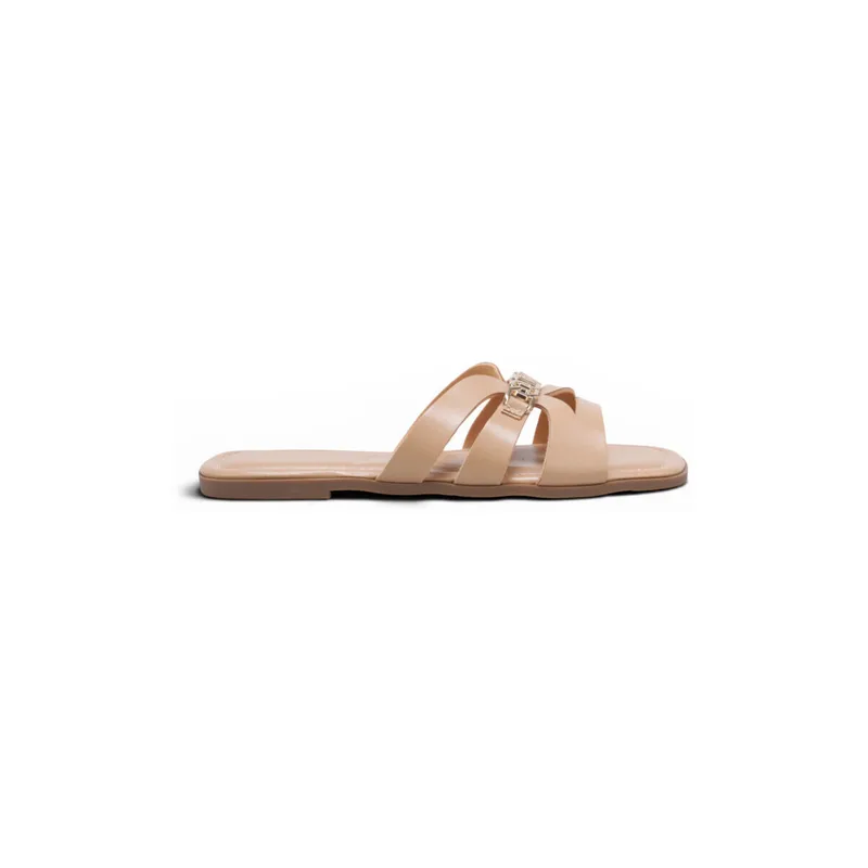 Σανδάλια χωρίς τακούνι La Modeuse 78780_P187461