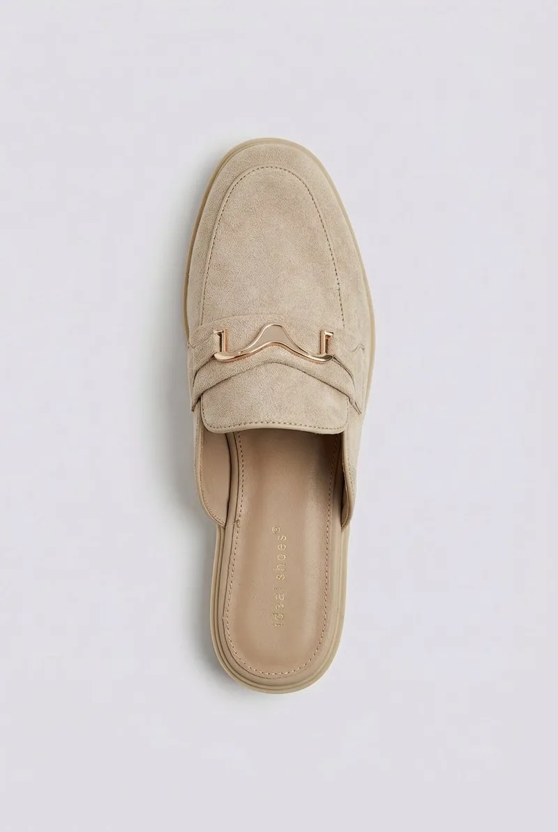 Ideal shoes Φλατ Mules με μεταλλική λεπτομέρεια - 9778 - Μπεζ Suede