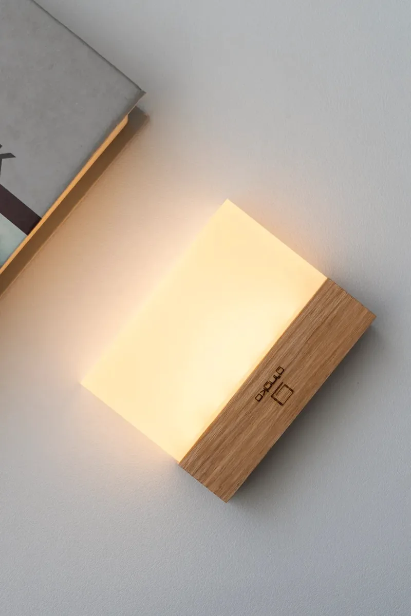 Gingko Design λαμπτήρας LED από ξύλο καρυδιάς 8 x 2,5 x 6,6 cm