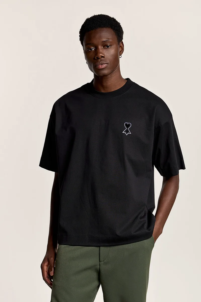 t-shirt με κέντημα στο στήθος