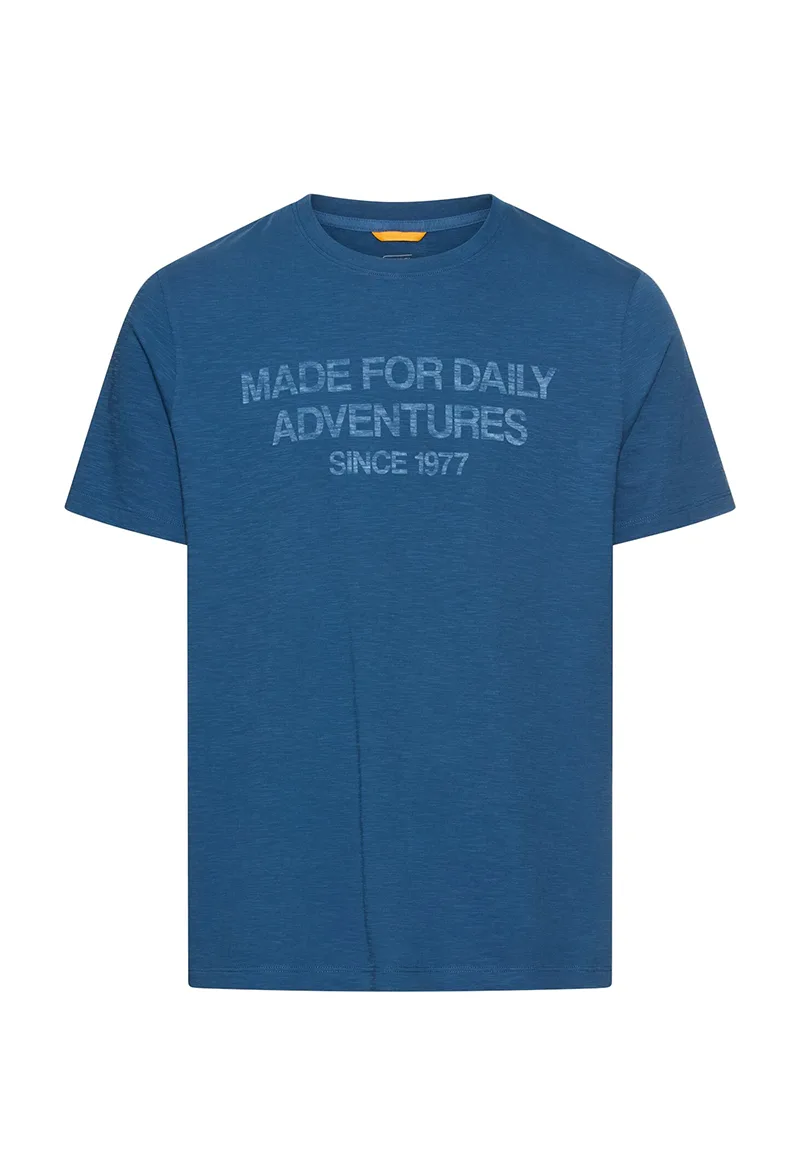 ΑΝΔΡΙΚΟ T-SHIRT CAMEL ACTIVE ΜΕ ΤΥΠΩΜΑ "MADE FOR DAILY ADVENTURES" ΣΤΡΟΓΓΥΛΗ ΛΑΙΜΟΚΟΨΗ ΜΠΛΕ