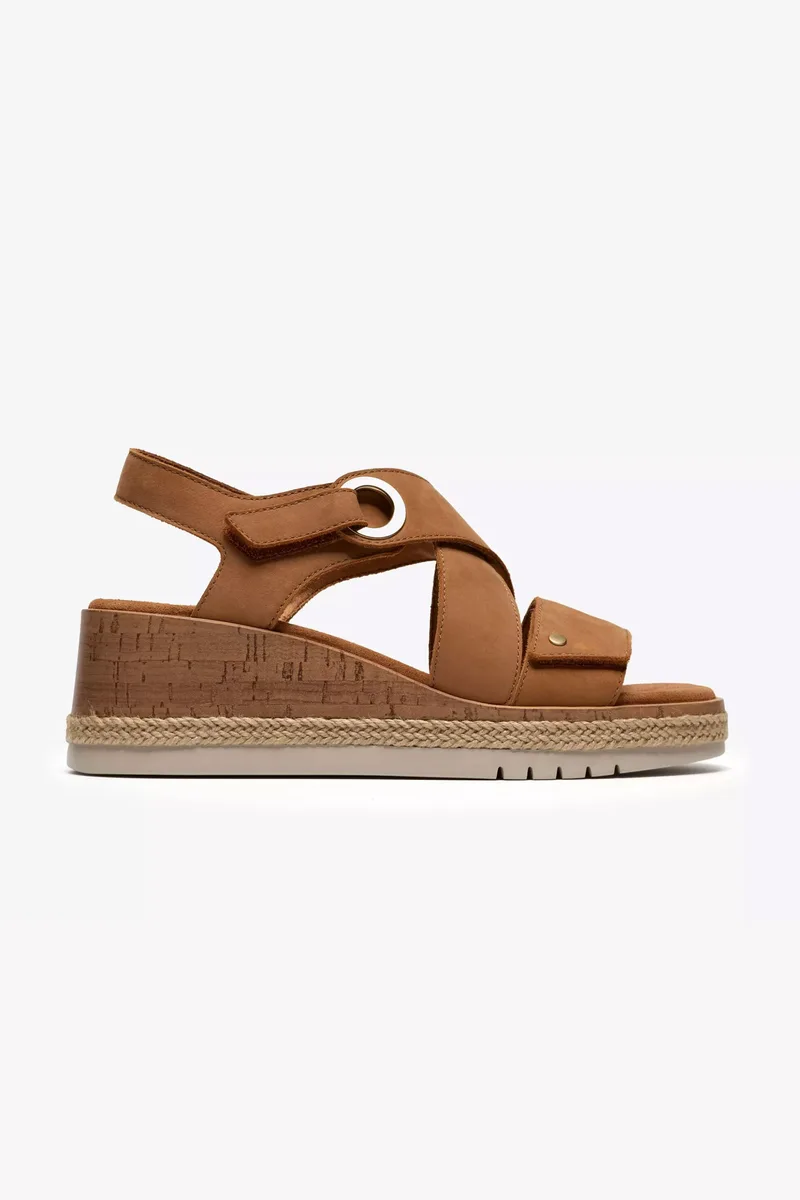Clarks γυναικείες πλατφόρμες με ρυθμιζόμενο λουράκι "Kidiki Sun" - 26185956 Καμηλό