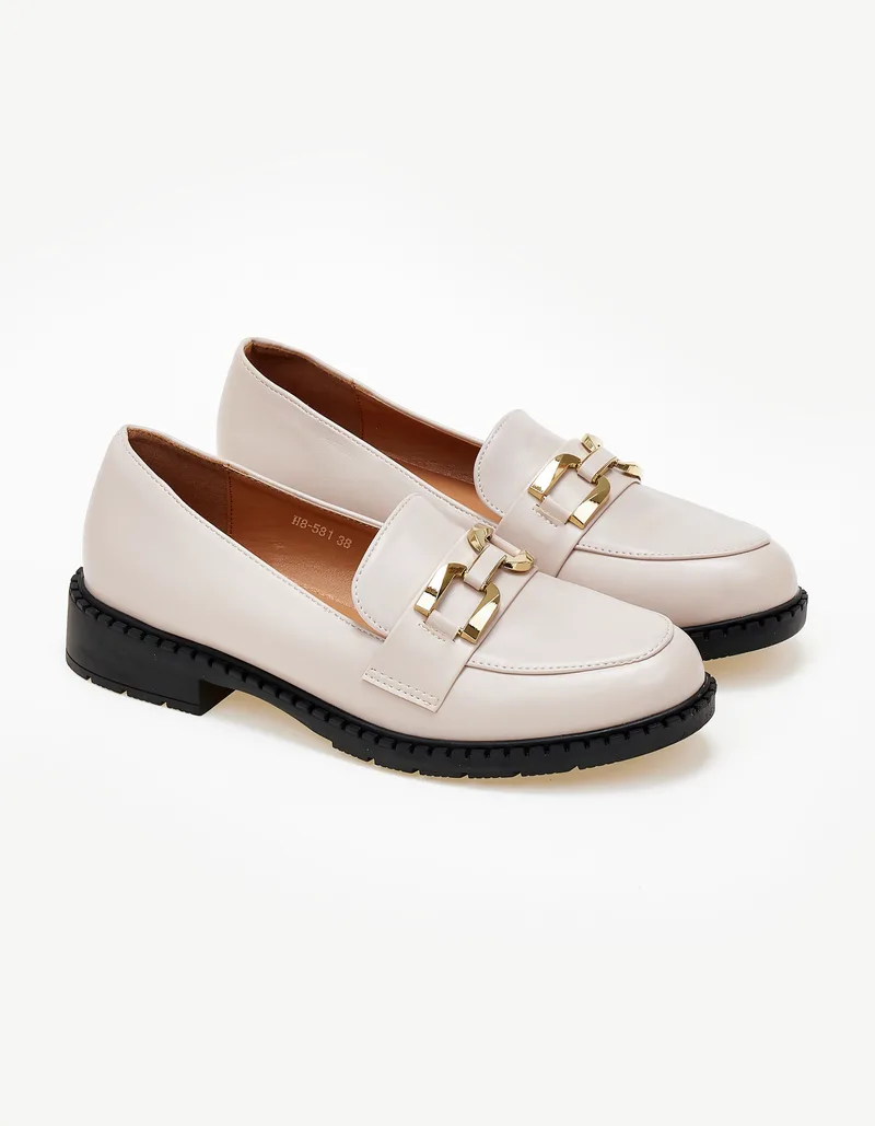 Χαμηλά loafers με μεταλλική λεπτομέρεια - Μπεζ