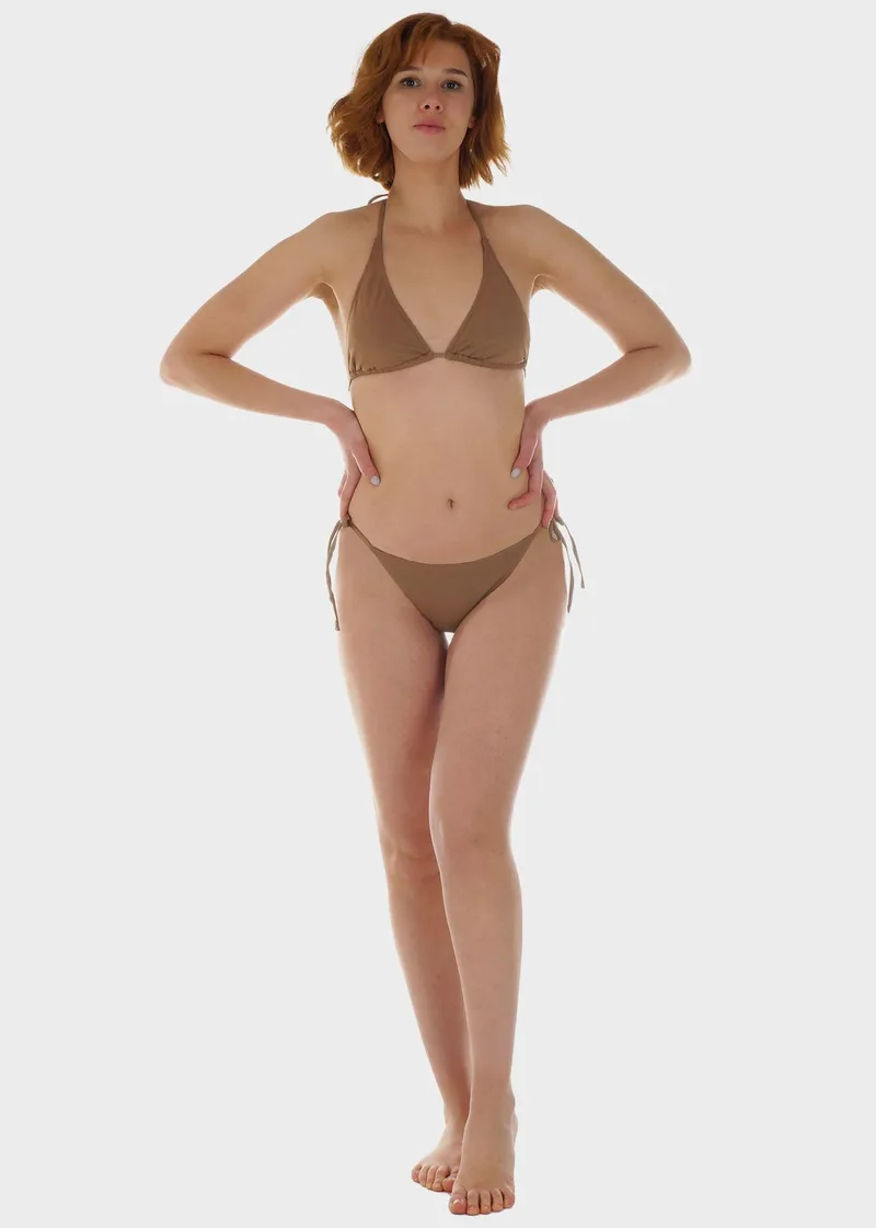 Γυναικείο σετ μαγιό bikini τριγωνάκι μονόχρωμο αποσπώμενη επένδυση slip παρτό πλαϊνά κορδονάκια.Καλύπτει B CUP SAND