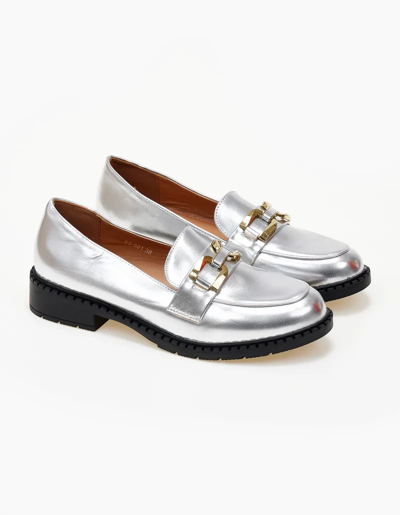Χαμηλά loafers με μεταλλική λεπτομέρεια - Ασημί