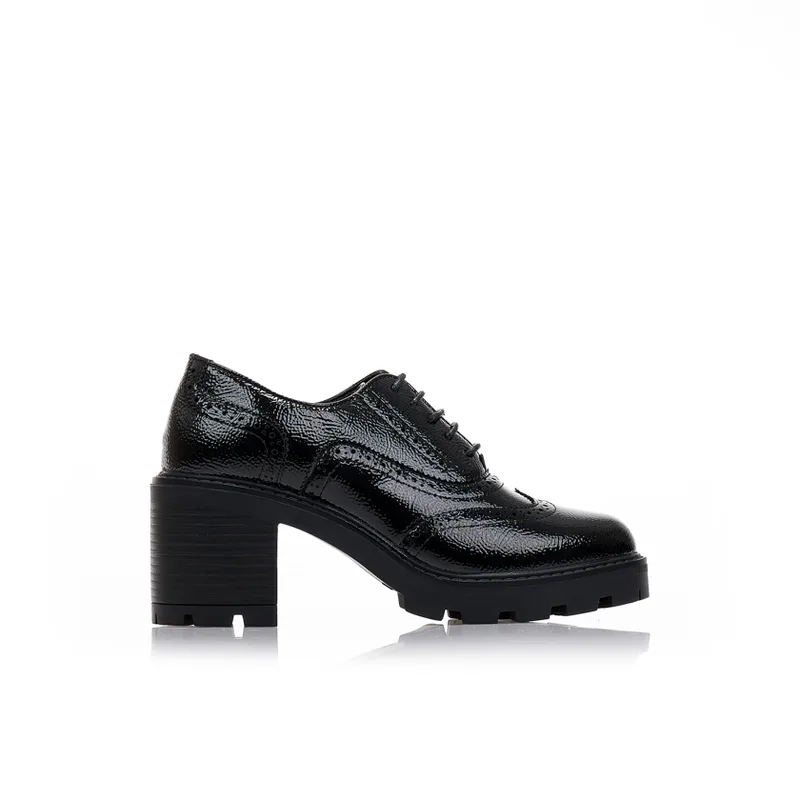 Γόβες loafers μαύρες λουστρίνι με διάτρητο σχέδιο και κορδόνια ΜΑΥΡΟ