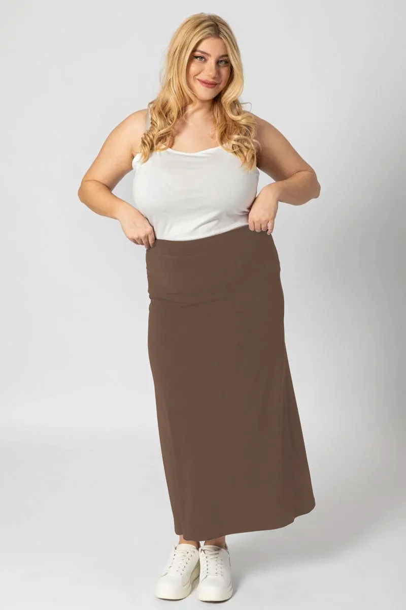 Φούστα maxi εβαζέ σε light ποιότητα σε σοκολά χρώμα plus size