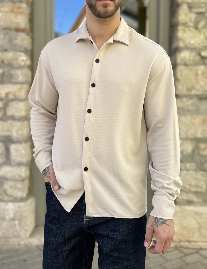 Ανδρικό μπεζ διαγωνάλ Overshirt με γιακά RMZ456B