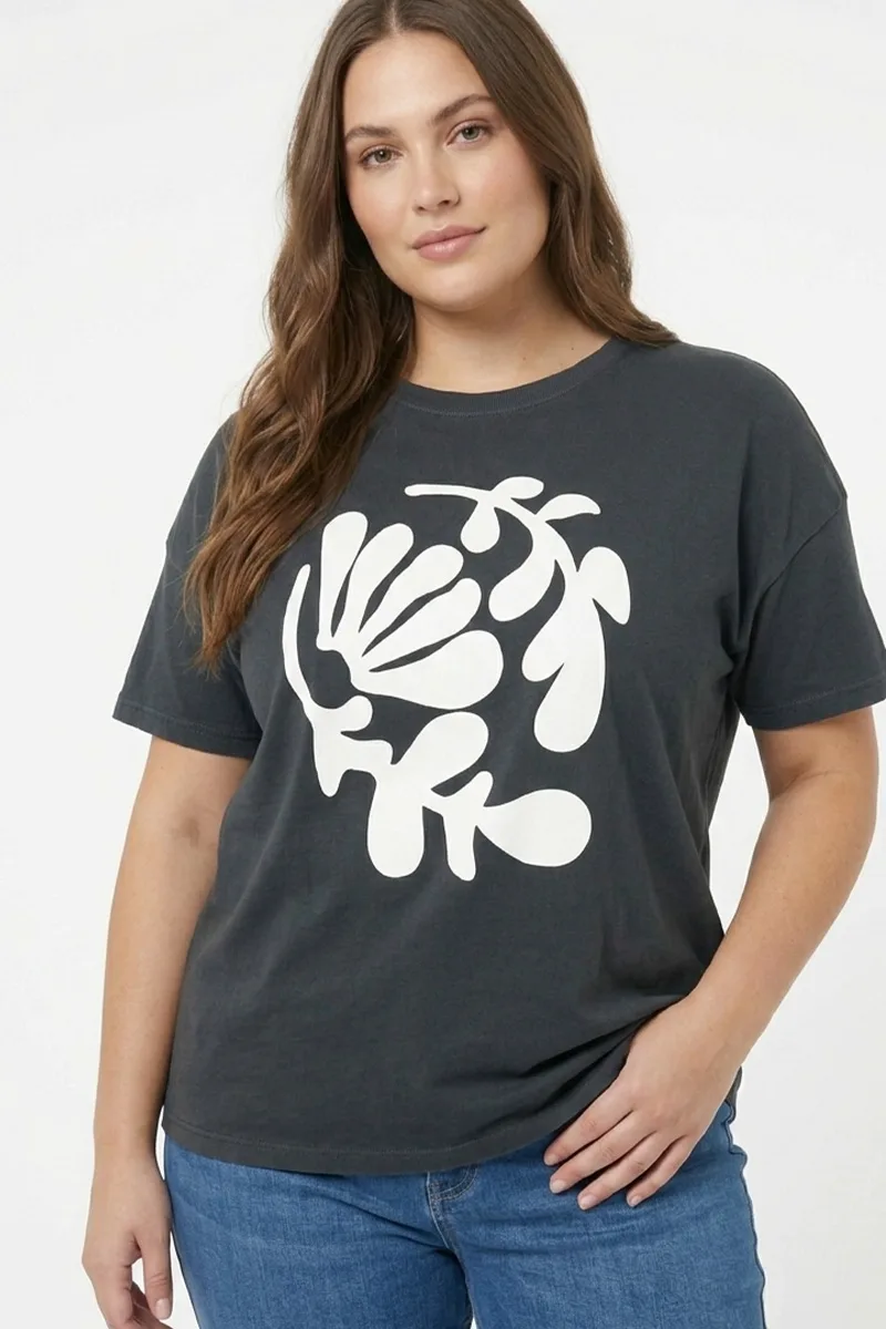 T-shirt με τύπωμα κοράλλια σε μαύρο χρώμα plus size