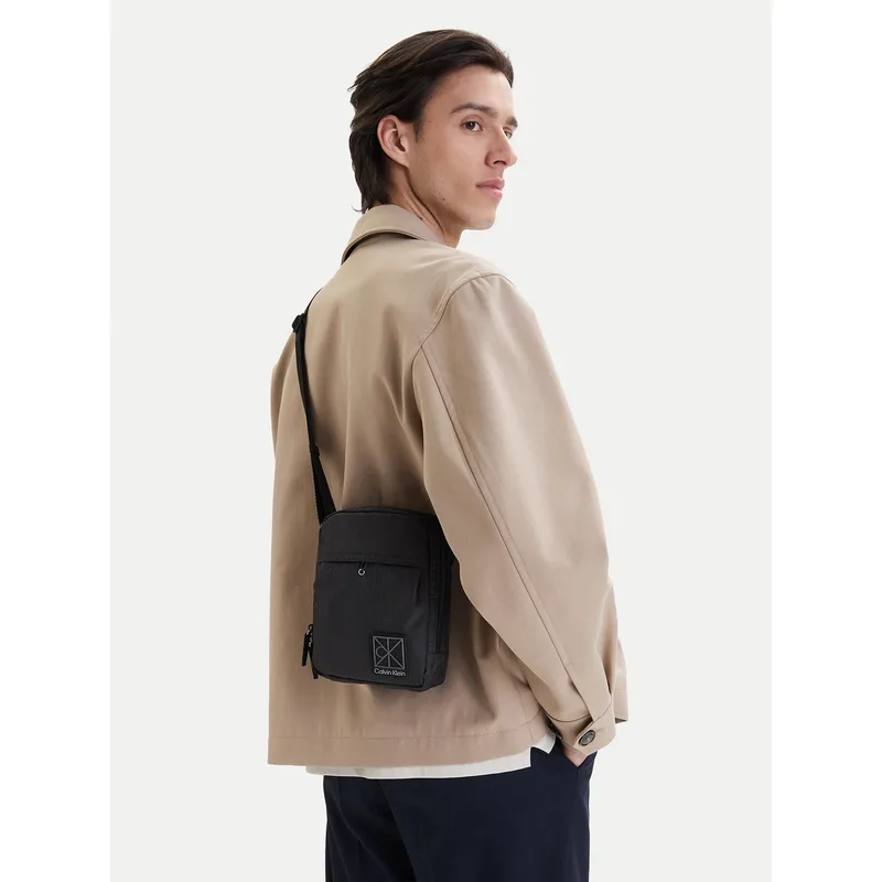 Τσαντάκι Calvin Klein Utility Emblem Reporter LV04D3303G Μαύρο