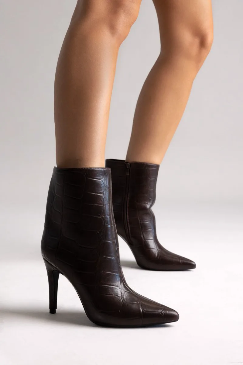 Ideal shoes Pointed Croc-Effect Ankle Boots - 2530A - Brown Croc