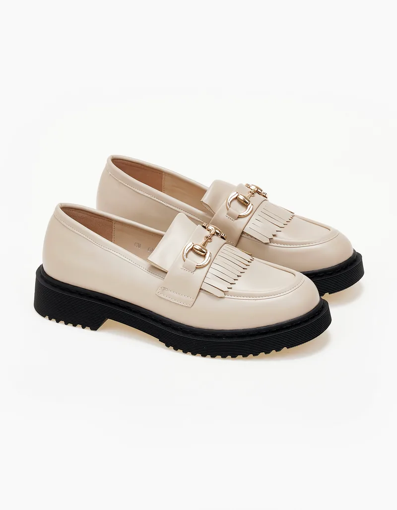 Loafers με κρόσια και αγκράφα - Μπεζ