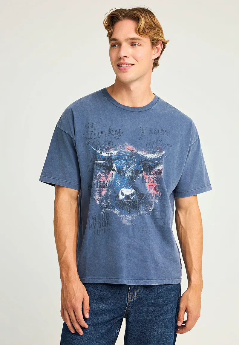 Oversized t-shirt με μοντέρνο τύπωμα
