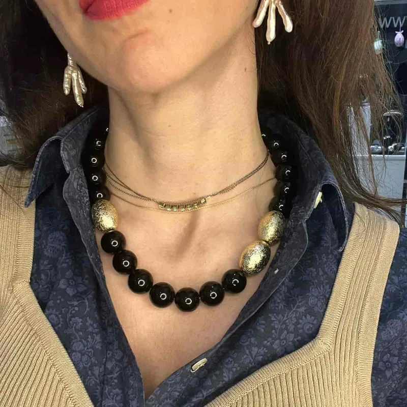 Χειροποίητο μαύρο κολιέ CUORO με όνυχα και επιχρυσωμένα στοιχεία