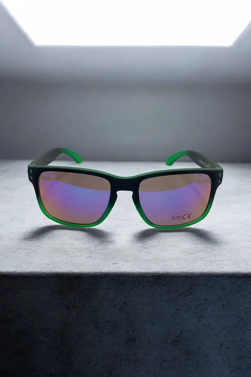 ΓΥΑΛΙΑ ΗΛΙΟΥ ΣΕ ΣΤΥΛ WAYFARER ΜΕ ΜΑΥΡΟ ΠΡΑΣΙΝΟ DEGRADE ΣΚΕΛΕΤΟ ΜΕ ΚΑΘΡΕΠΤΗ ΜΩΒ ΦΑΚΟ