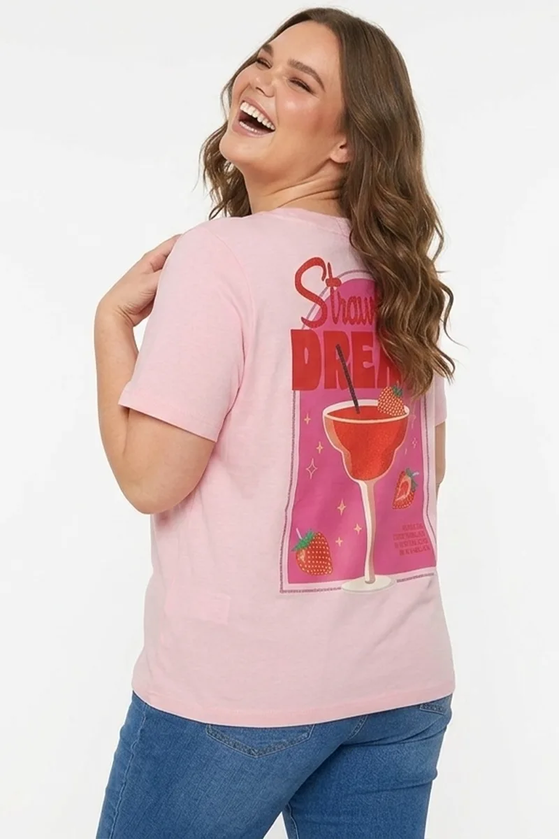 T-shirt με τύπωμα "Strawberry Dream" σε ροζ χρώμα plus size