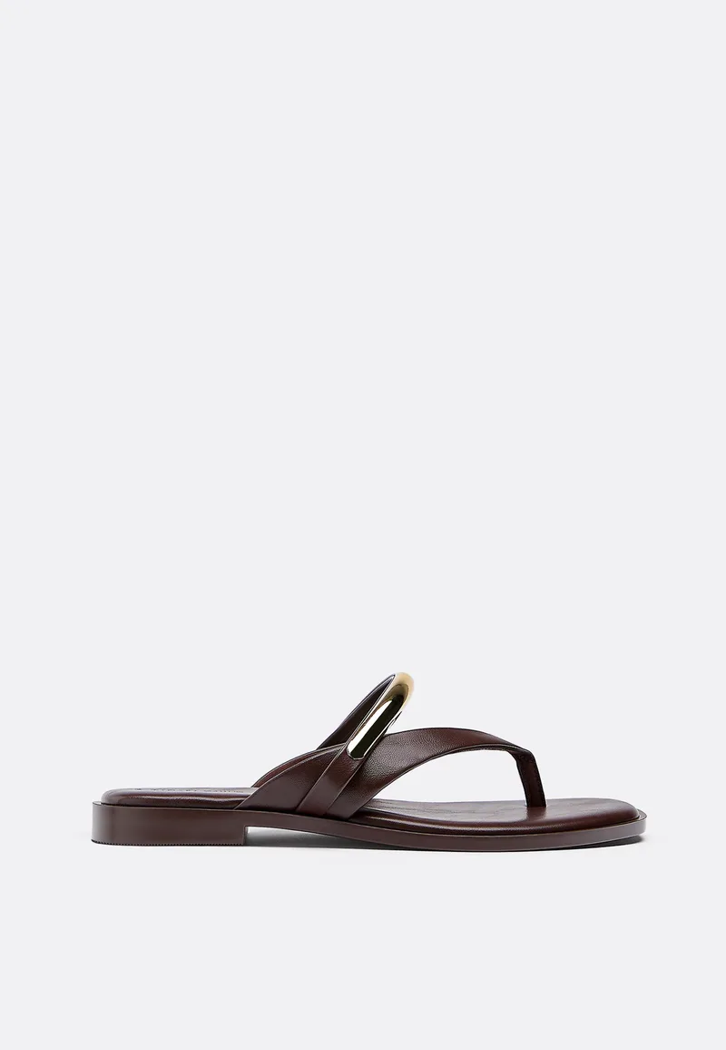 Stradivarius Φλατ Πέδιλα Thong Με Μεταλλική Λεπτομέρεια Καφέ 38