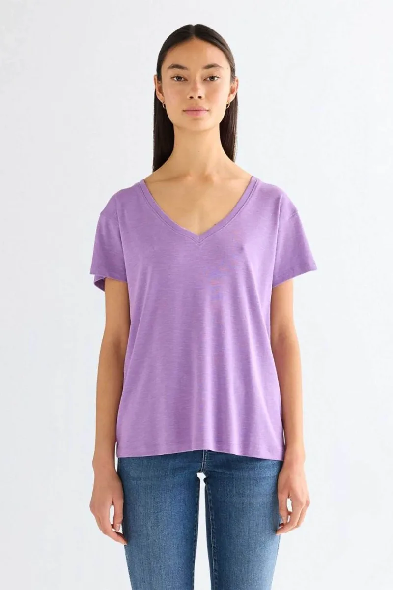 Wrangler® γυναικείο T-shirt με V Regular Fit "Easy" - 112378068 Λιλά