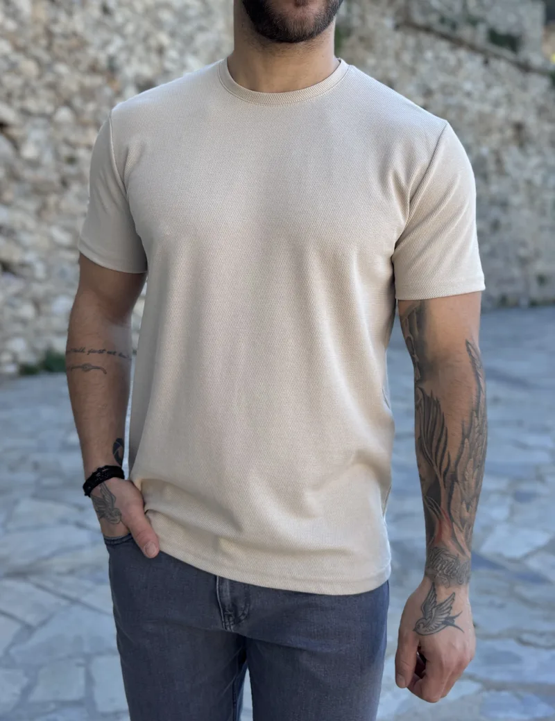 Ανδρική μπεζ κοντομάνικη μπλούζα με ανάγλυφο ύφασμα R260336