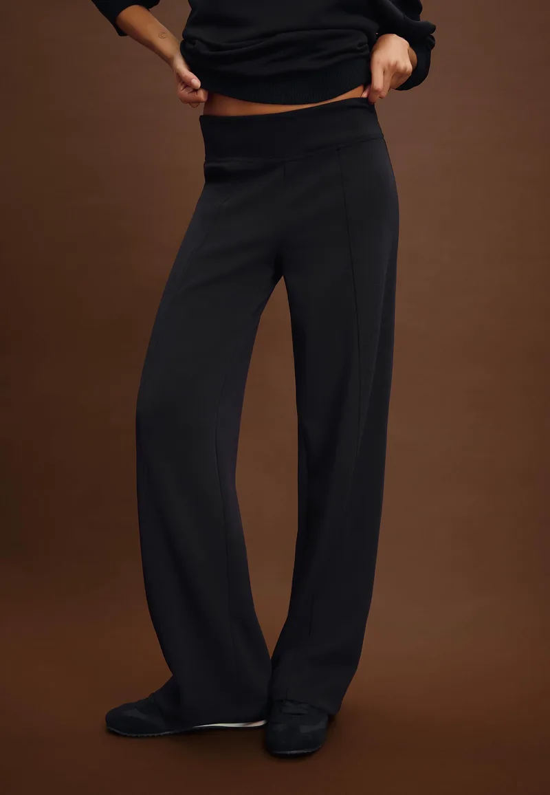 Stradivarius Παντελόνι Jogger Ίσιο Με Ραφή Και Απαλή Υφή Μαύρο M