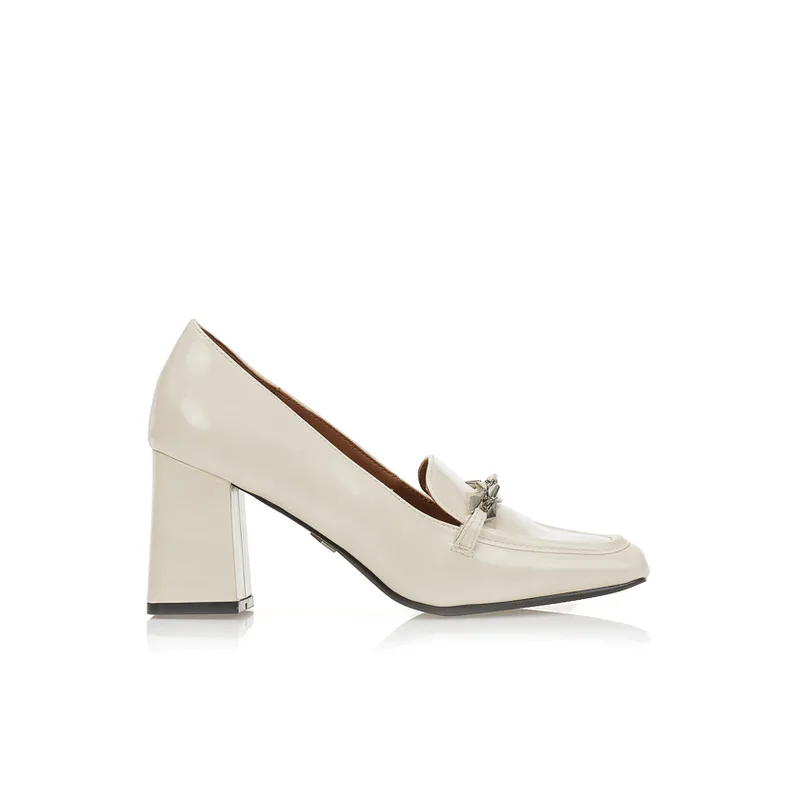 Γόβες loafers μπεζ λουστρίνι με αγκράφα ΜΠΕΖ
