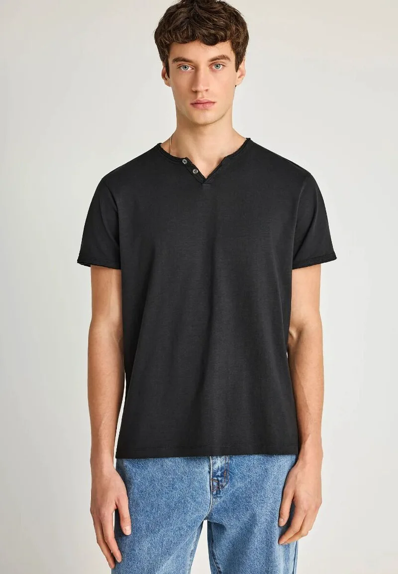 Funky Buddha Ανδρικό βαμβακερό t-shirt με v-neck - The essentials FBM013-004-04 Μαύρο