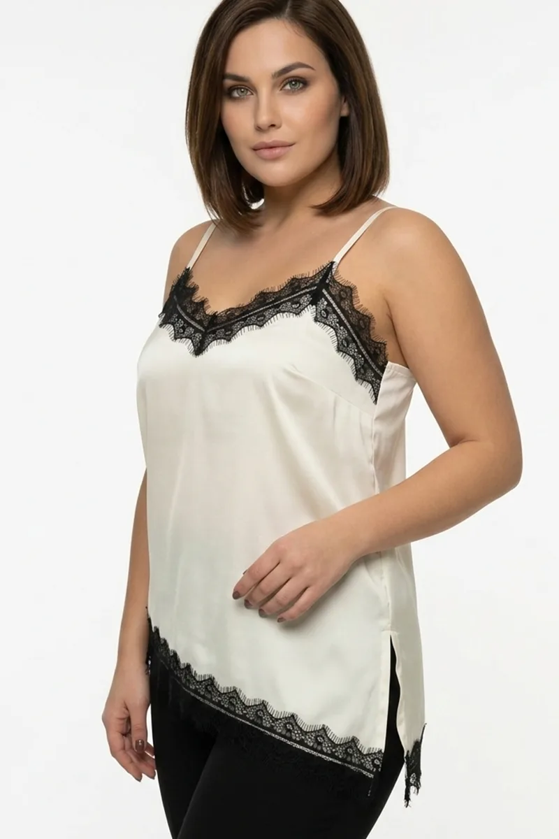 Σατέν τοπ plus size με δαντέλα ασύμμετρο σε εκρού χρώμα