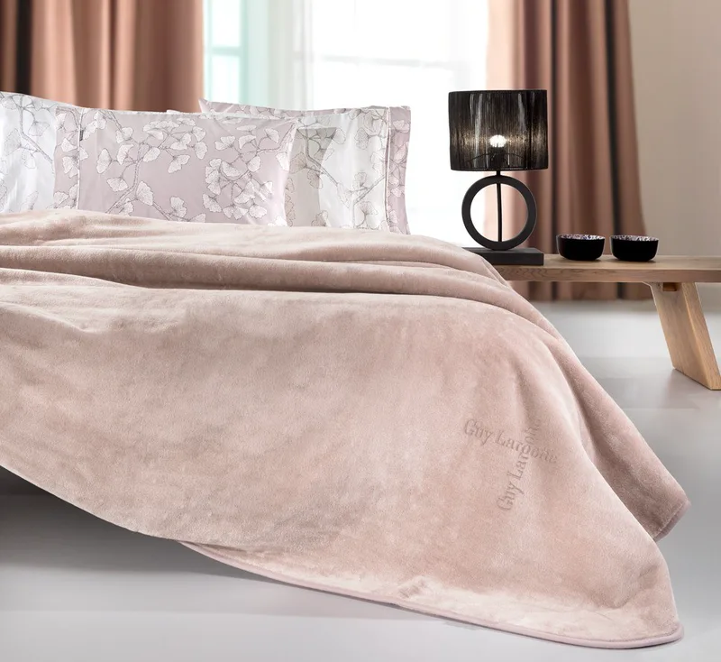 Κουβέρτα Βελουτέ Υπέρδιπλη Guy Laroche Logo Pudra 220x240