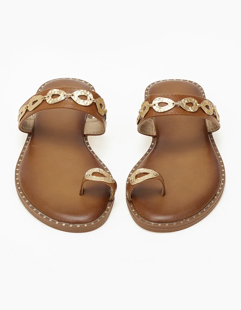 Φλατ σανδάλια με toe ring και μεταλλικές λεπτομέρειες - Κάμελ
