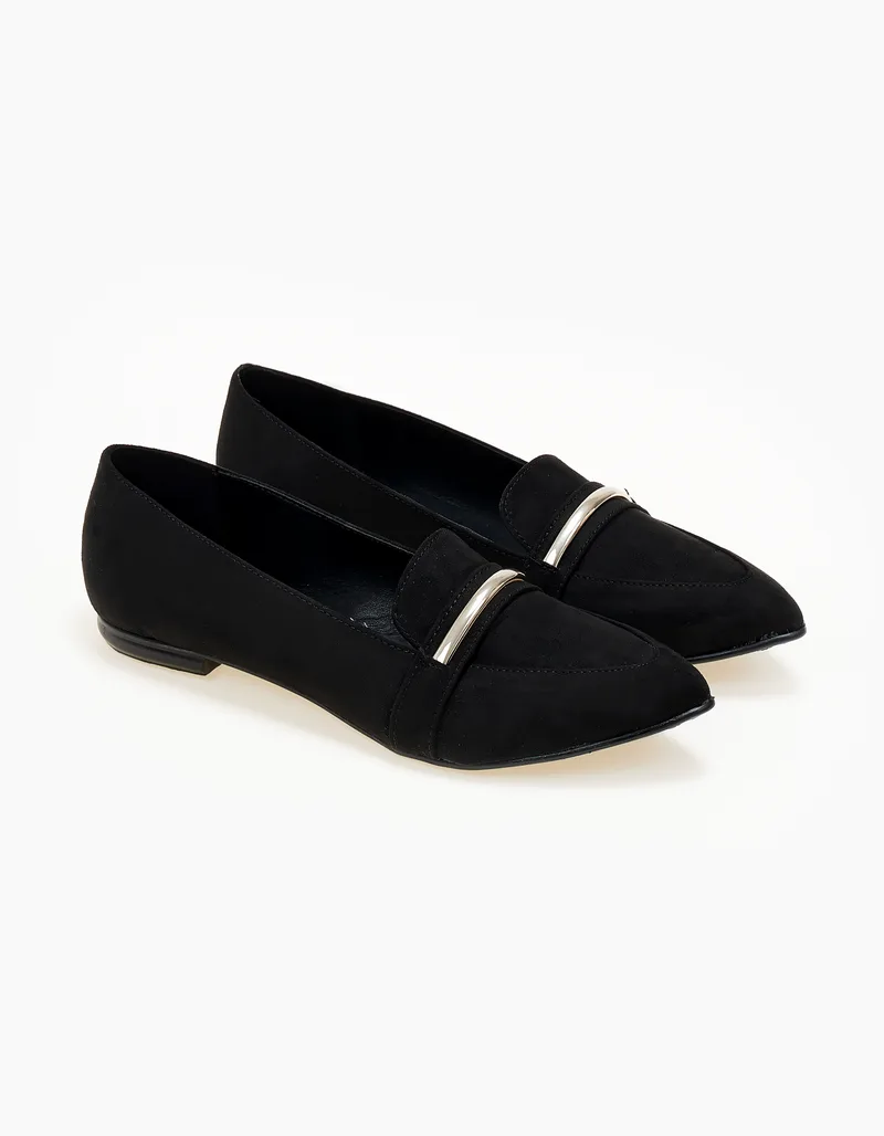 Μυτερά loafers με διακοσμητική αγκράφα - Μαύρο