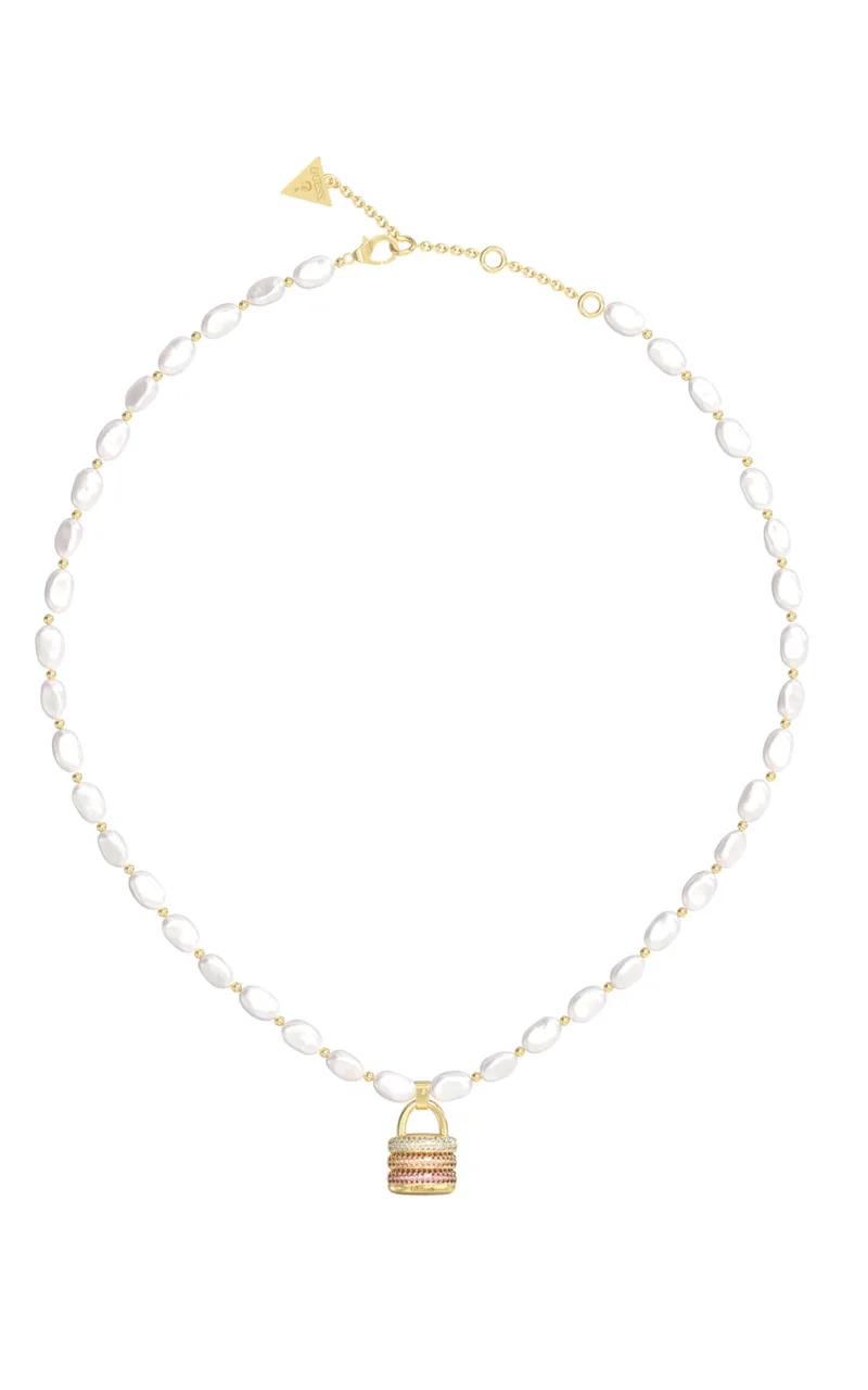 GUESS STEEL GUESS MY SECRET JUBN05405JWYGPKT/U Κολιέ Χρυσό Με Άσπρες Πέρλες Και Κρεμαστό Λουκετάκι Με Άσπρες Και Ροζ Πέτρες