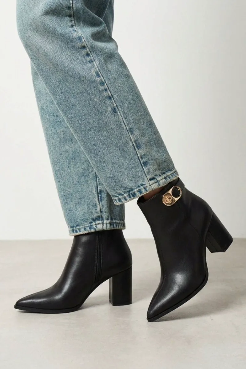 Ideal shoes Pointed Ankle Boots with Metal Detail - 5850 - Black Matte